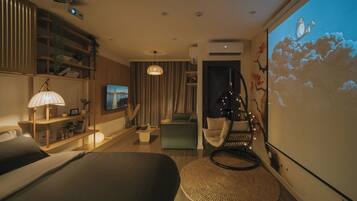 Free minibar items, individually decorated, individually furnished, desk