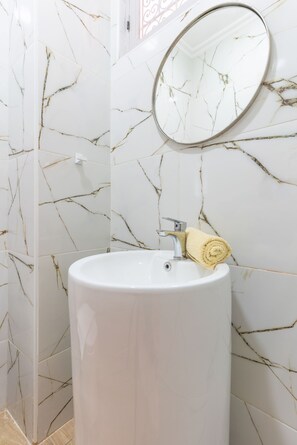 Shower, towels, soap, toilet paper - Casa Diego, Riad 6 rooms, central, ideal for groups & families (Marrakech)