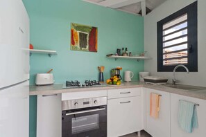 Coffee/tea maker, fridge, microwave, oven - Bungalow Lagoon - One Bedroom Villa, Sleeps 2 (Sainte-Anne)