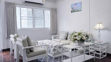 Deluxe Apartment, Kitchen, City View | Living area