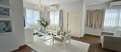 Grand Suite, City View | Living area