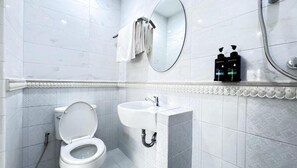 Apartment, Kitchen, City View | Bathroom - Blissful Heaven Residence (Khlong Tan Nuea, Watthana)