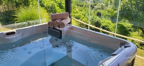 Tina de hidromasaje al aire libre