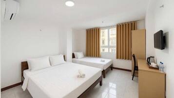 Vierbettzimmer | Badezimmer | Dusche, kostenlose Toilettenartikel, Haartrockner, Hausschuhe