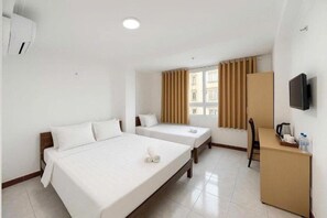Quadruple Room | Bathroom | Shower, free toiletries, hair dryer, slippers - Lover Luxury Hotel (Thanh pho Ho Chi Minh)