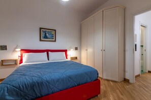 2 bedrooms, iron/ironing board - GuestHost - Cozy and comfortable 56 square meters apartment, perfect for four people, located on the first floor of a renovated period building with an elevator (NOT accessible to disabled guests).The property is located just steps from Palermo's histori (Palermo)
