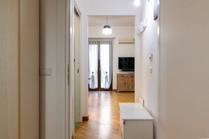 Interior - GuestHost - Cozy and comfortable 56 square meters apartment, perfect for four people, located on the first floor of a renovated period building with an elevator (NOT accessible to disabled guests).The property is located just steps from Palermo's histori (Palermo)