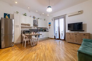 Eine moderne Küche mit Kühlschrank, Mikrowelle und Essbereich.