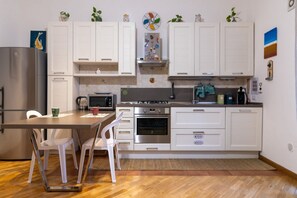 Kylskåp, mikrovågsugn, diskmaskin och brödrost