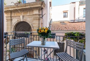 Outdoor dining - GuestHost - Cozy and comfortable 56 square meters apartment, perfect for four people, located on the first floor of a renovated period building with an elevator (NOT accessible to disabled guests).The property is located just steps from Palermo's histori (Palermo)