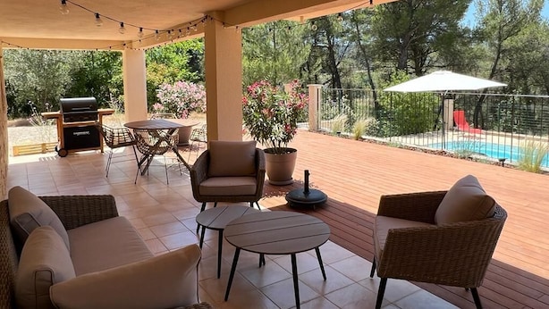 A covered outdoor patio with wicker furniture, a grill, and a view of a swimming pool. - Villa with pool & large shaded terrace - Provence, absolute calm! (Mollans-sur-Ouvèze)