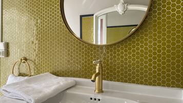 Douche, sĂšche-cheveux, serviettes fournies, papier toilette