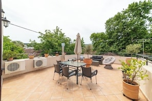 Outdoor dining - 3-Min Drive to Kalyves Beach,Stone Villa in Armenoi. Near Cafés & Tavernas. (Chania)