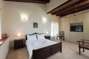 2 bedrooms, WiFi, bed sheets - 3-Min Drive to Kalyves Beach,Stone Villa in Armenoi. Near Cafés & Tavernas. (Chania)
