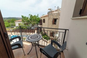 Property grounds - 3-Min Drive to Kalyves Beach,Stone Villa in Armenoi. Near Cafés & Tavernas. (Chania)