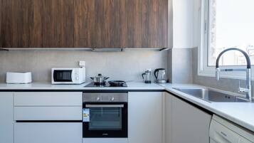 Apartamento, 3 quartos, cozinha, vista para a cidade | Cozinha privada | Geladeira grande, micro-ondas, fogão, cooktop