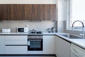 Apartamento, 3 quartos, cozinha, vista para a cidade | Cozinha privada | Geladeira grande, micro-ondas, fogão, cooktop
