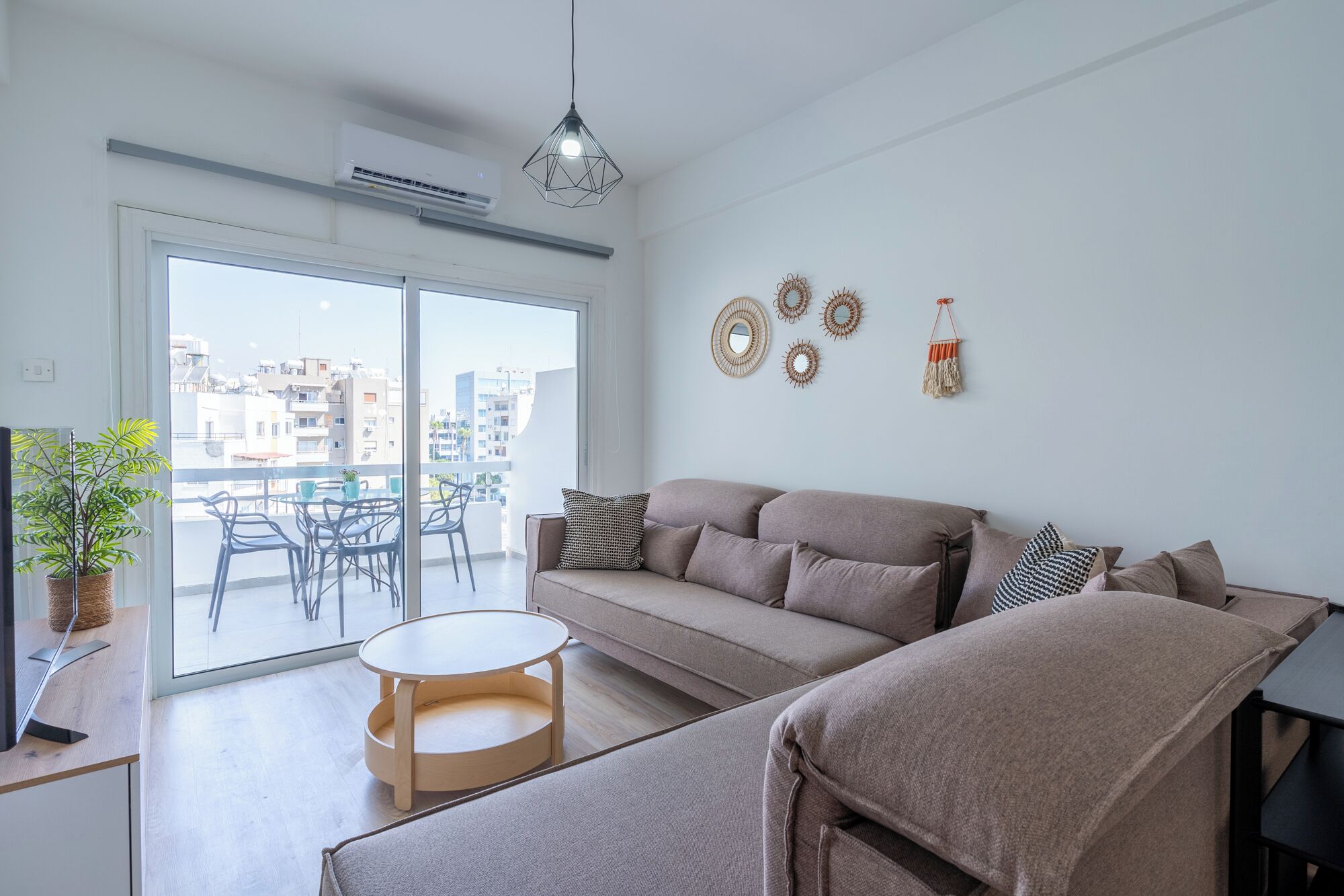 Apartment, 3 Bedrooms, Kitchen, City View | Living area
