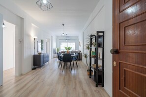 Apartment, 3 Bedrooms, Kitchen, City View | Bahagian dalam
