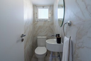 Apartment, 3 Bedrooms, Kitchen, City View | Bathroom | Shower, rainfall showerhead, free toiletries, hair dryer - Citrus 3-BR Apt. & Balcony in Larnaca (Larnaca)