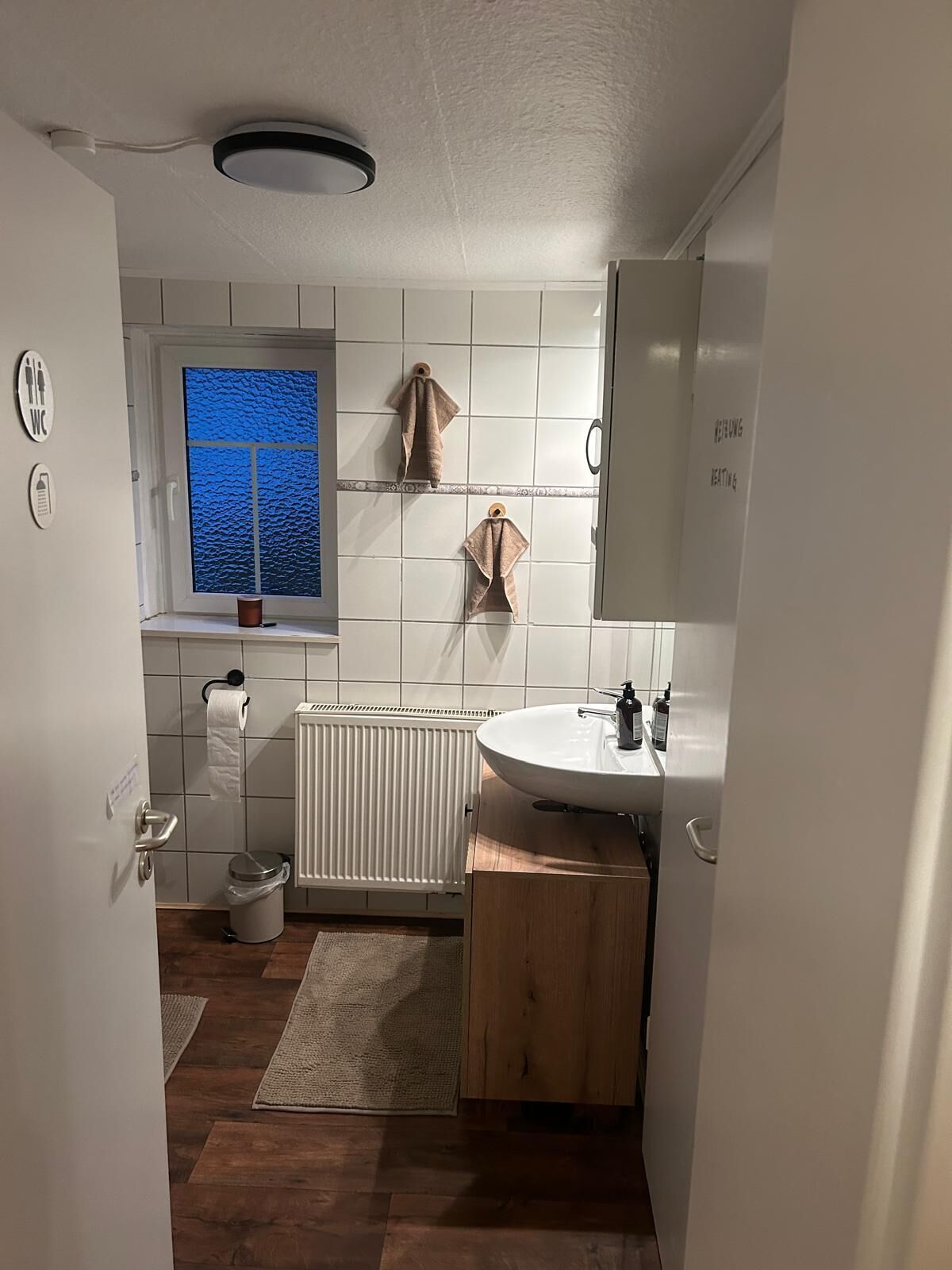 Asciugacapelli, asciugamani, sapone, carta igienica