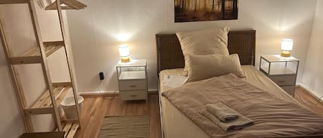 2 bedrooms, internet, bed sheets