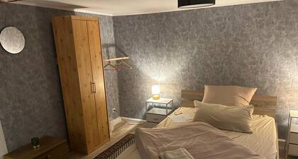 Schöne, gemütliche Unterkunft mit separaten Zimmern,Gemeinschaftsküche und -bad