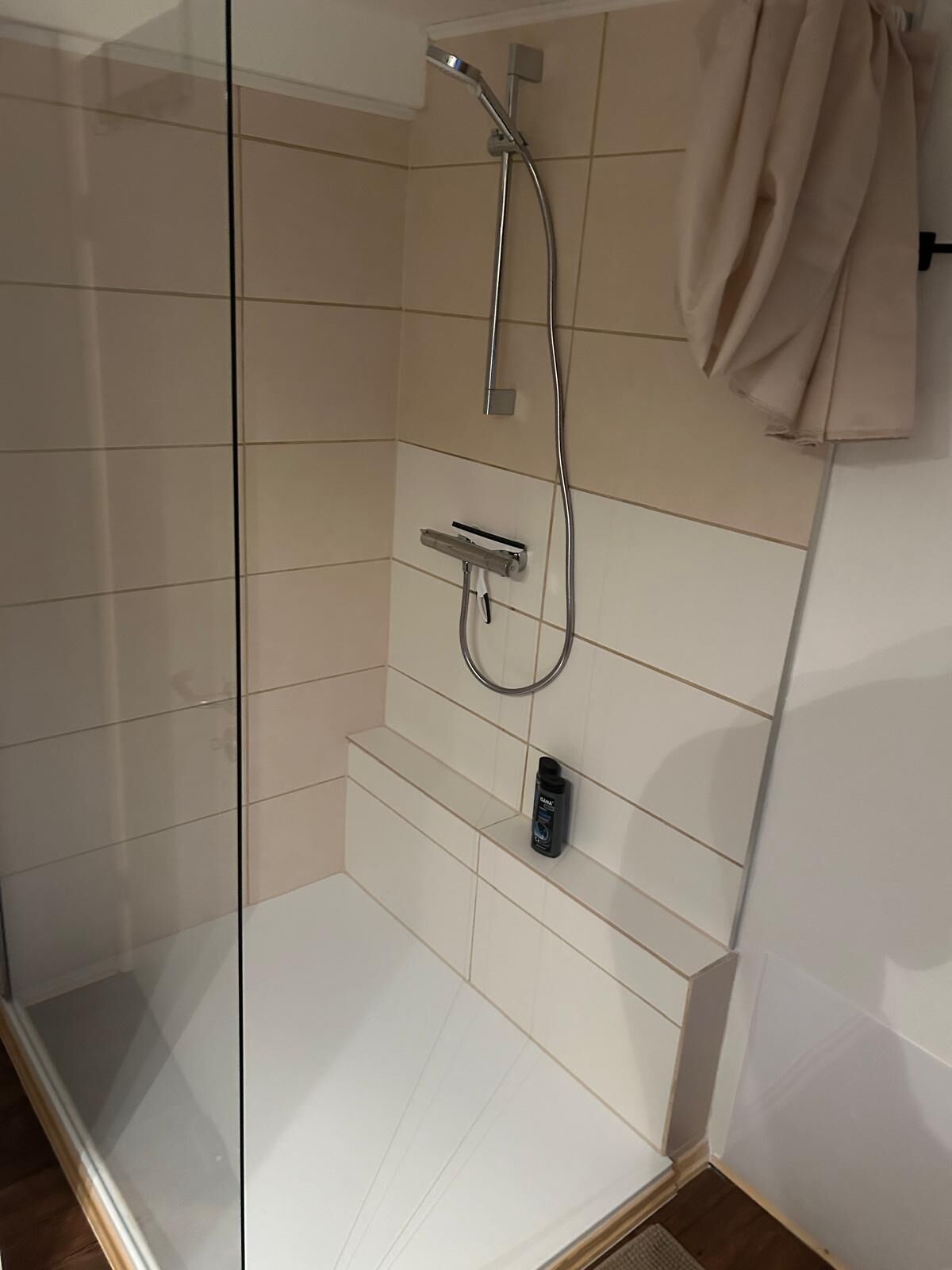 Secadora de cabello, toallas, jabón, papel de baño 