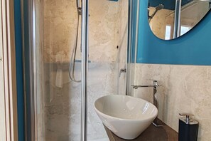 Shower, bidet, towels - Belvedere Home - Lake View with Terrace in the Center of Salò – Parking Space (Salò)