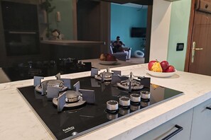 Fridge, microwave, oven, dishwasher - Belvedere Home - Lake View with Terrace in the Center of Salò – Parking Space (Salò)