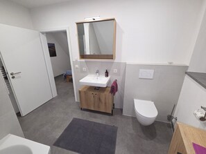 Hair dryer, towels, soap, toilet paper - Comfortable, 2 room -75m², large apartment in Margetshöchheim - center (Margetshöchheim)