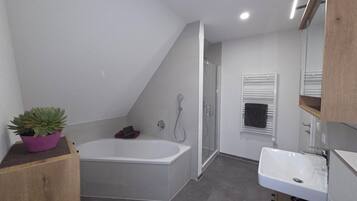 Haartrockner, Handtücher, Seife, Toilettenpapier