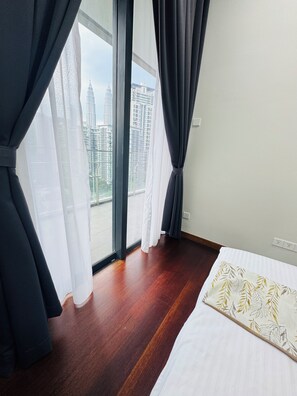 Iron/ironing board, Internet, bed sheets - The Manor KLCC by Panorama Suites (Kuala Lumpur)