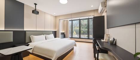 FamilieTwin kamer | Een bureau, verduisterende gordijnen, een strijkplank/strijkijzer