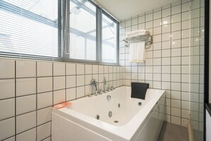 Articles de toilette gratuits, sèche-cheveux, chaussons