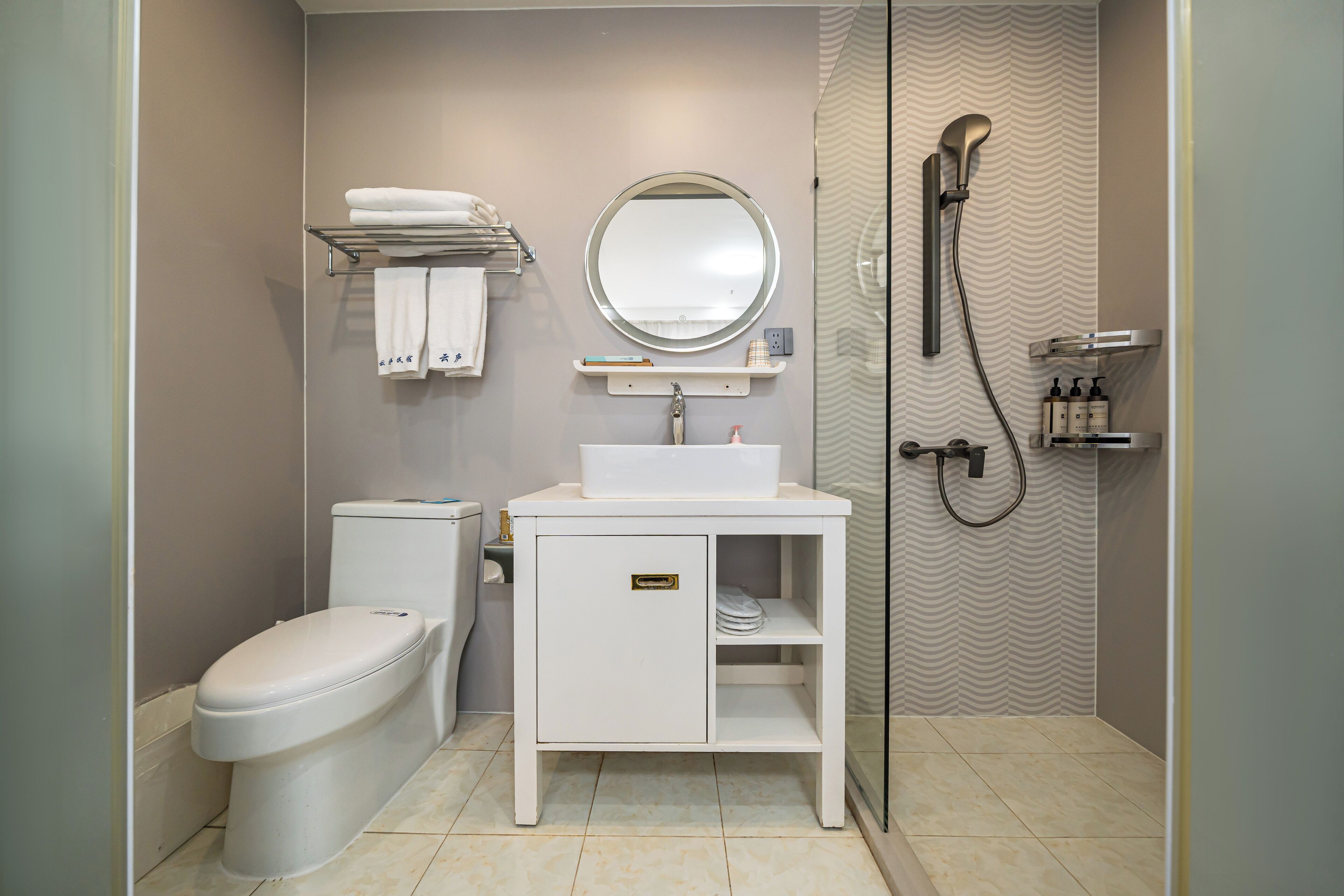 Habitación doble superior | Baño | Artículos de higiene personal gratuitos, secador de pelo y zapatillas
