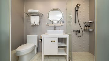 Habitación doble superior | Baño | Artículos de higiene personal gratuitos, secador de pelo y zapatillas