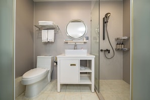 Superior Double Room | Bathroom | Free toiletries, hair dryer, slippers, towels - The Jido Shanghai Waterfront Hotel (Shanghai)