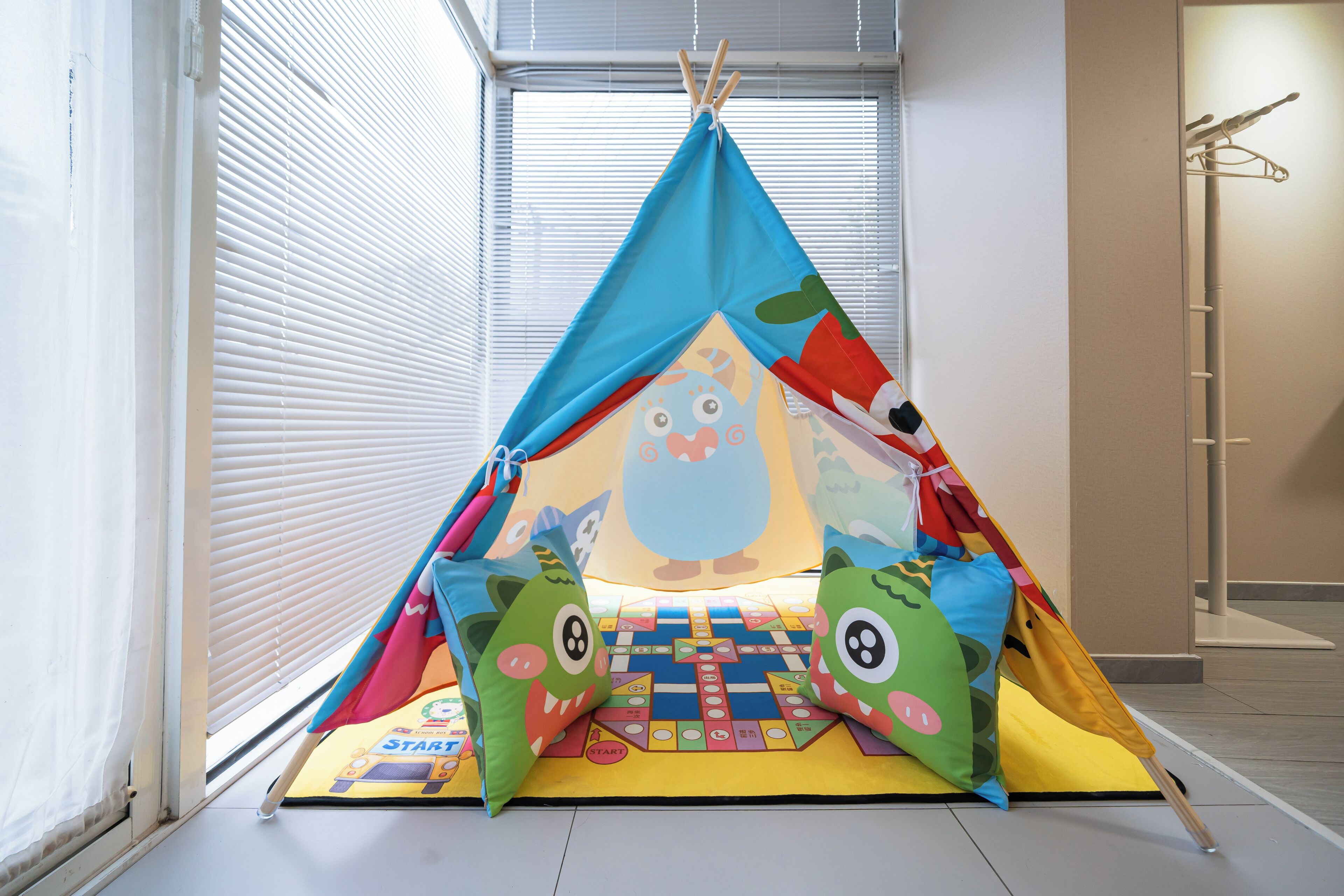 Romantic Twin Room | Desk, blackout curtains, iron/ironing board, free WiFi