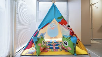 Romantic Twin Room | Desk, blackout curtains, iron/ironing board, free WiFi