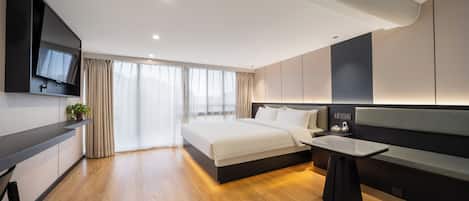 Een bureau, verduisterende gordijnen, geluiddichte muren