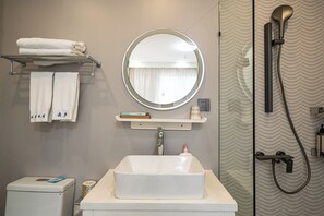 Superior tweepersoonskamer | Badkamer | Gratis toiletartikelen, een haardroger, pantoffels, handdoeken