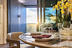 Dining - Luxury Riverview 3 Bed Apt w/carpark (Brisbane City)