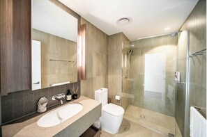 Haartrockner, Handtücher, Seife, Toilettenpapier