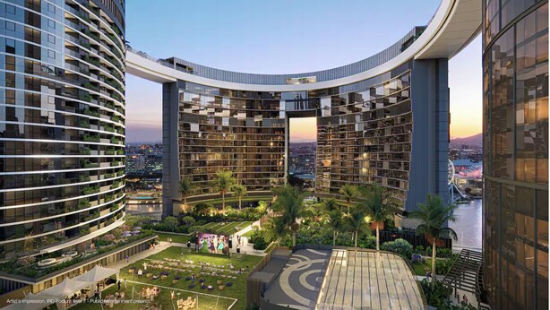 Un hotel moderno dalla linea curva, con numerosi balconi e un giardino sul tetto.