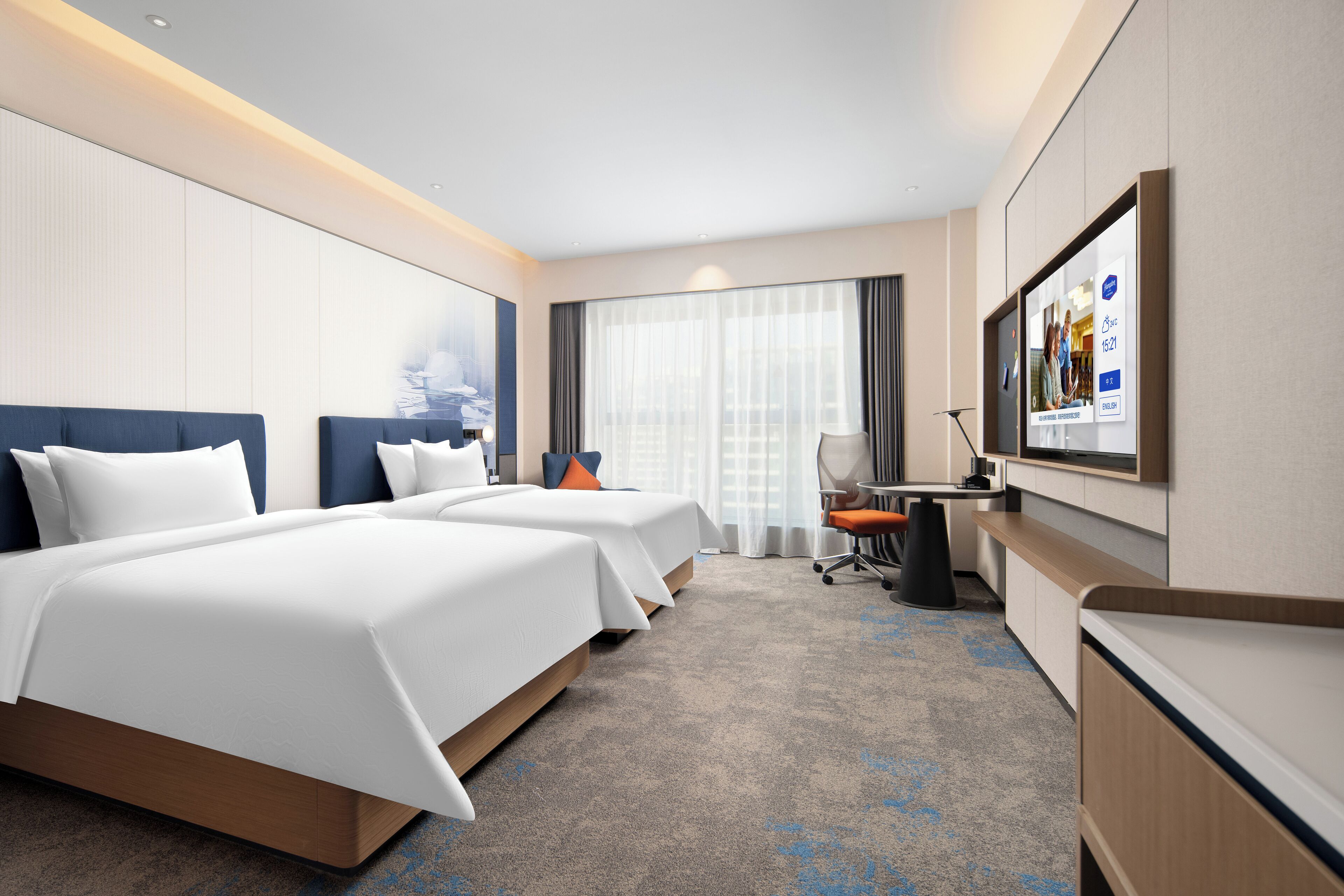 مكتب ومساحة عمل للكمبيوتر المحمول وستائر تعتيم وتجهيزات عازلة للص وت