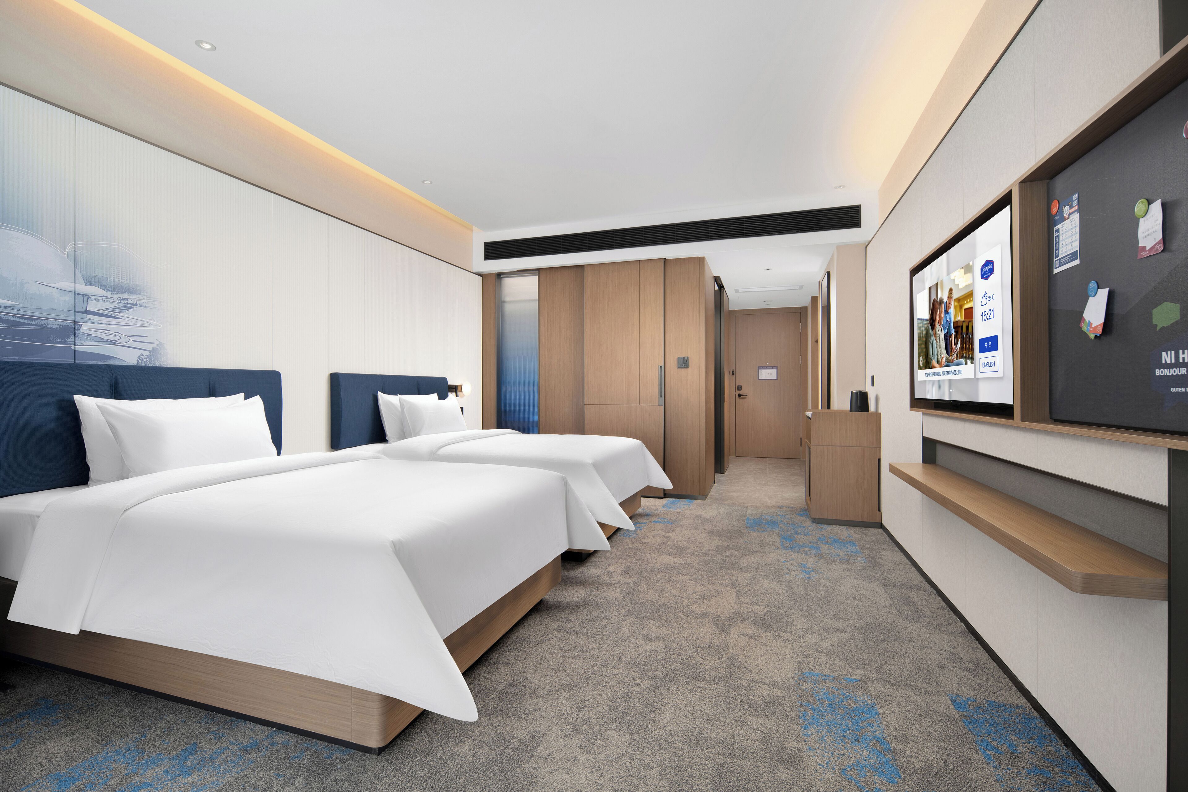 مكتب ومساحة عمل للكمبيوتر المحمول وستائر تعتيم وتجهيزات عازلة للصوت