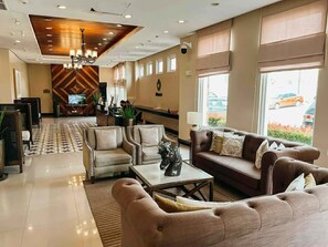 Coin salon dans le hall