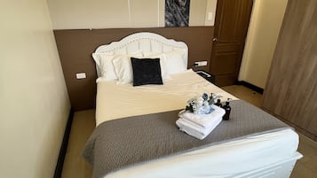 Eenvoudige kamer, balkon, uitzicht op meer