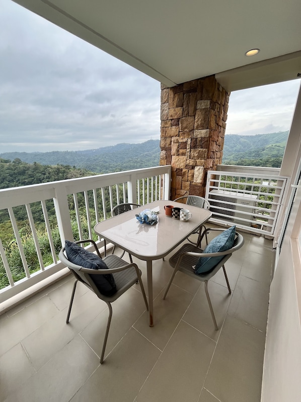 Outdoor dining - The Vineyard at Merlot TwinLakesTagaytay (Laurel)